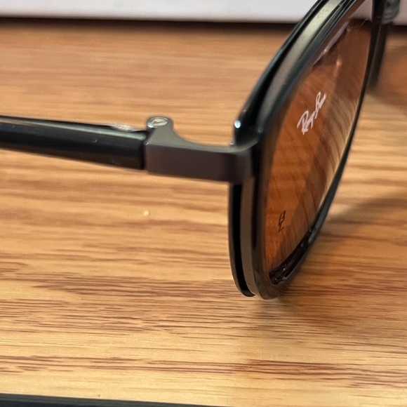 Ray-Ban Unisex Sunglasses with Case. - Picture 4 of 10